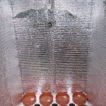 Espacio de floración con la bombilla de alta presión de sodio y el reflector correspondiente